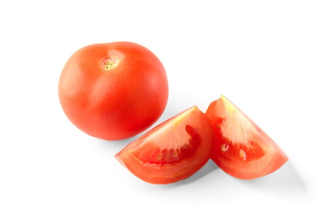 Tomate aislado en blanco.