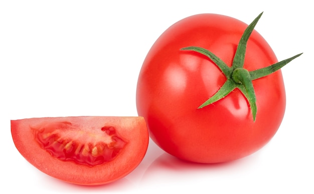 Tomate aislado en blanco.