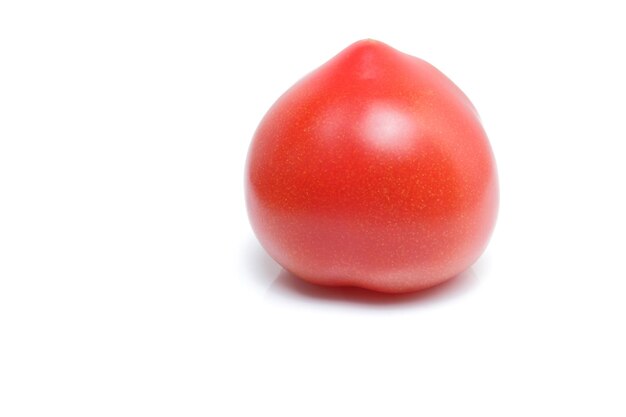 Tomate aislado sobre fondo blanco. Un tomate rojo fresco de cerca