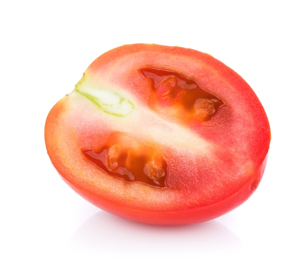 Tomate aislado sobre fondo blanco