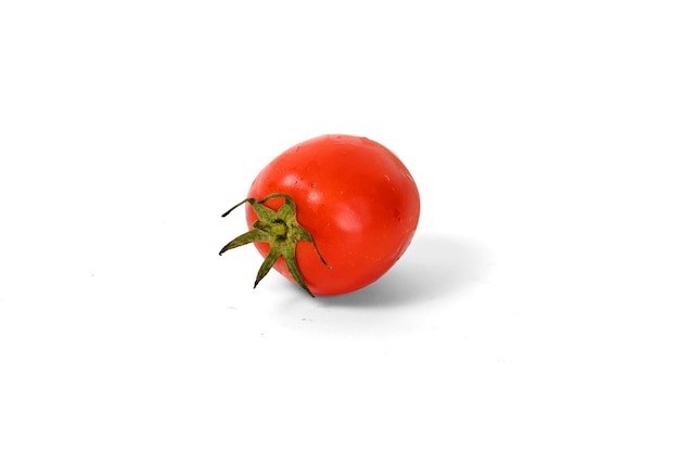 Tomate aislado sobre fondo blanco