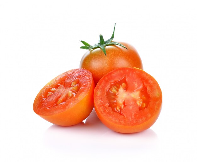 Foto tomate aislado sobre fondo blanco