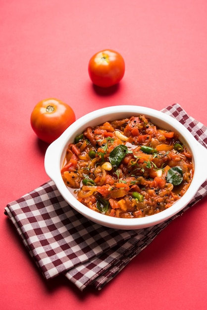 Foto tomate al curry o sabzi, también conocido como sabji o chutney, servido en un tazón, un popular menú indio de verduras como plato principal. enfoque selectivo