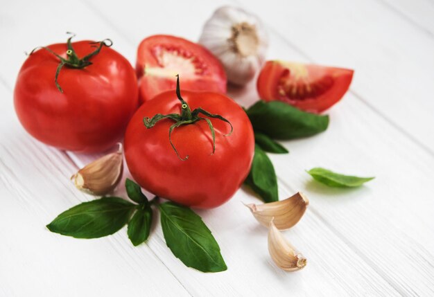 Tomate y albahaca verde