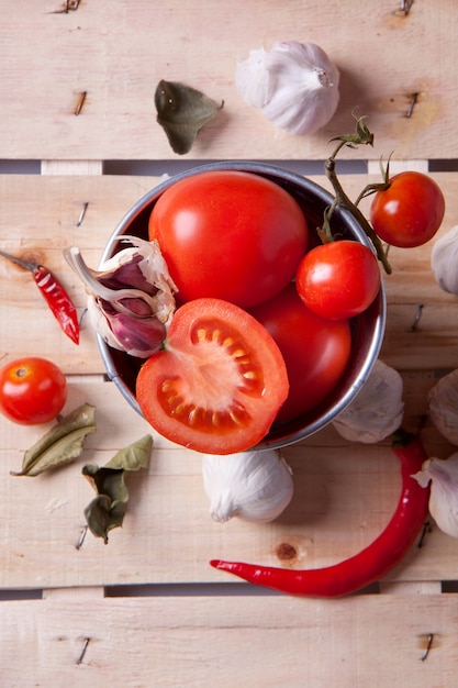 Tomate, alho e pimenta