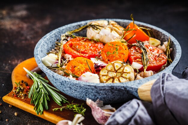 Tomate assado com arroz integral na panela