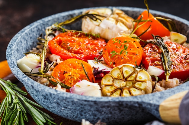 Tomate assado com arroz integral na panela