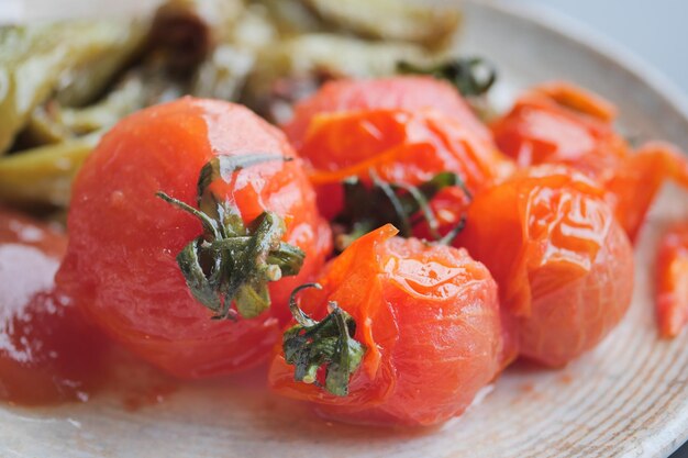 Tomate assado no forno em um prato