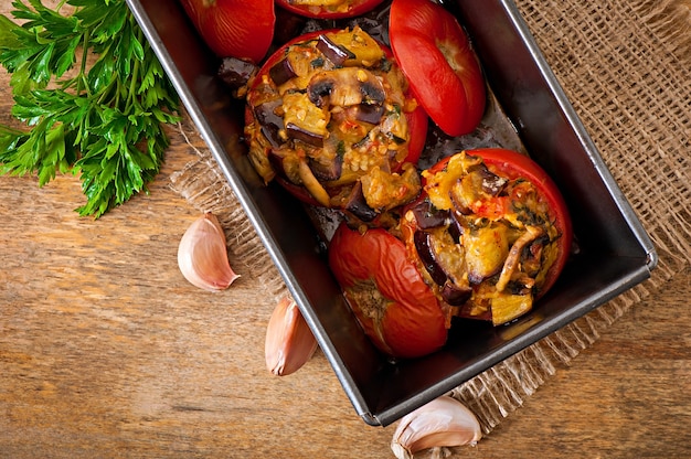 Tomate assado recheado com berinjela e cogumelos