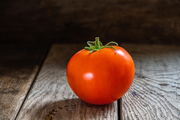 Tomate auf alten Holzbrettern Tomate und Holzhintergrund