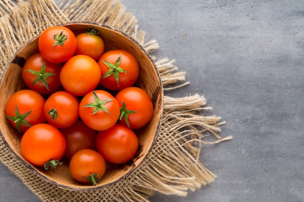 Tomate auf dem Grau