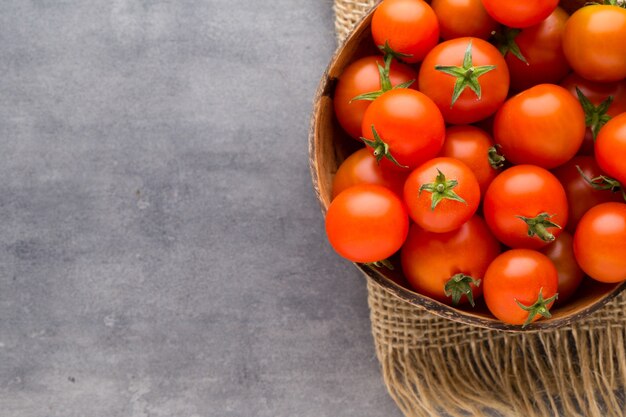 Tomate auf dem grauen Hintergrund.