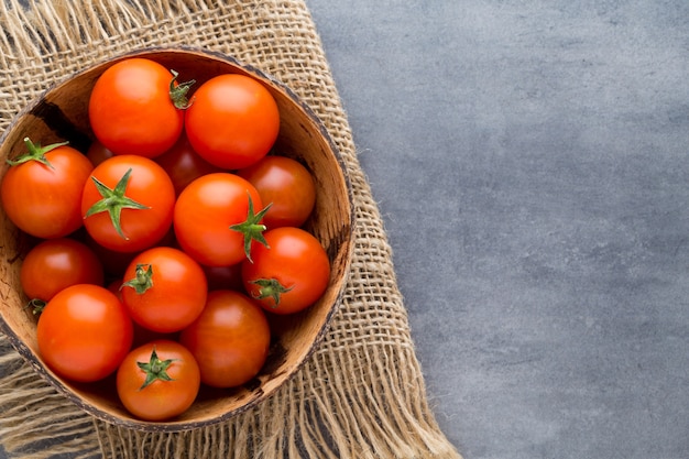 Tomate auf dem grauen Hintergrund.