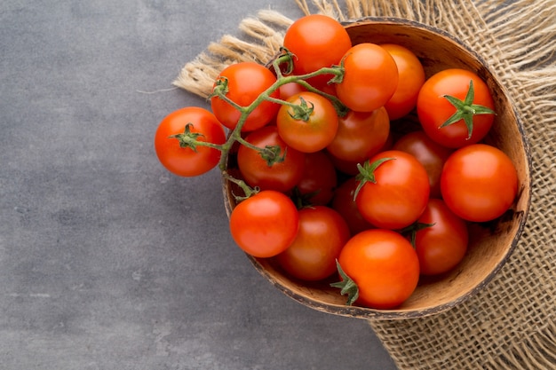 Tomate auf dem grauen Tisch.