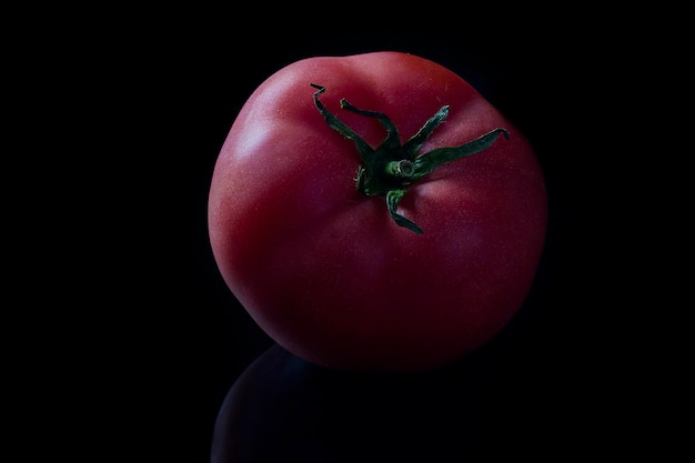 Tomate auf schwarzem Hintergrund