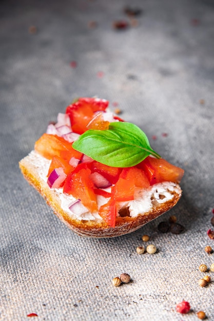 tomate bruschetta basilikum sandwich snack gemüse gesunde mahlzeit essen snack diät auf dem tisch