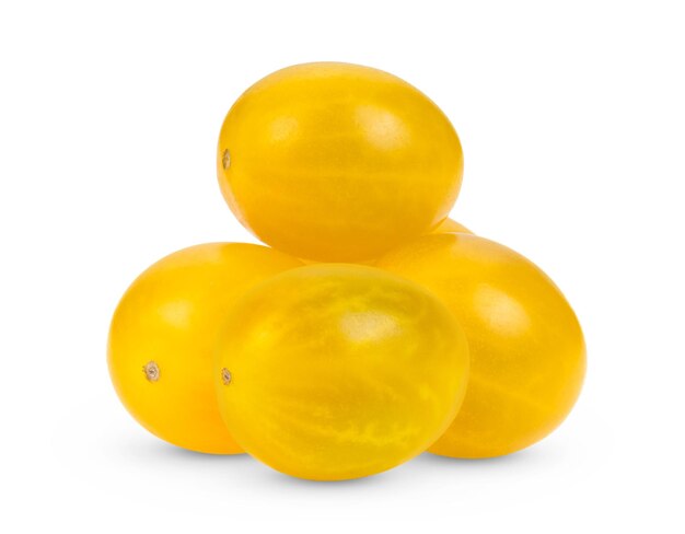 Tomate cereja amarelo isolado no fundo branco