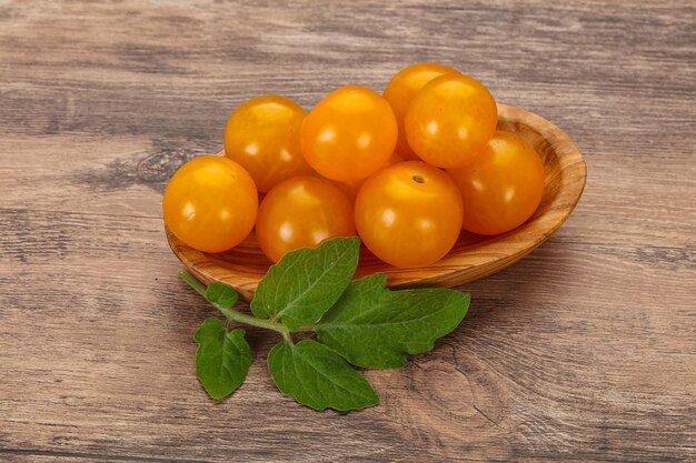 Tomate cereja amarelo saboroso maduro