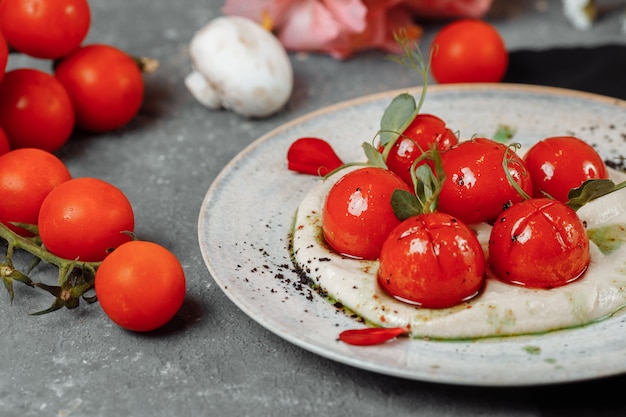 Tomate cereja com mousse de tofu em um prato