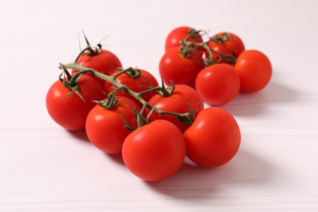 Foto tomate cereja em branco