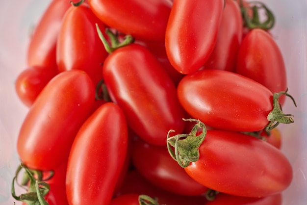 Foto tomate cereja em caixa de plástico