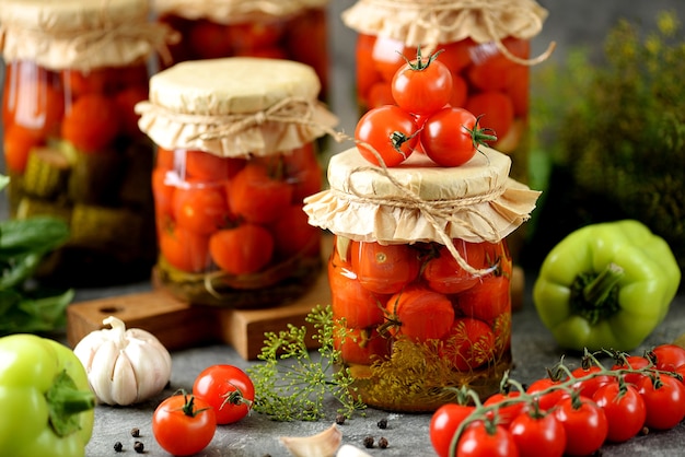 Tomate cereja em conserva caseiro com endro e alho