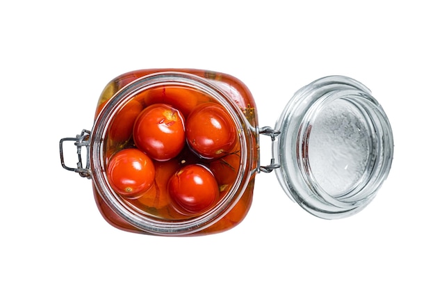 Tomate cereja em conserva em uma jarra de vidro isolada no fundo branco
