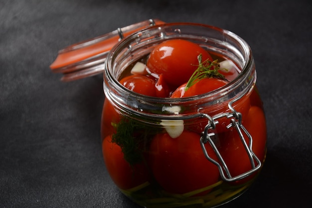 Tomate cereja em conserva em uma jarra de vidro.