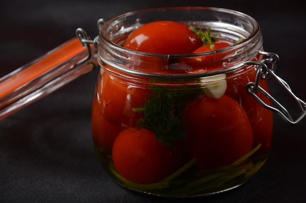 Tomate cereja em conserva em uma jarra de vidro.
