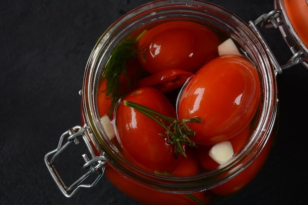 Tomate cereja em conserva em uma jarra de vidro.