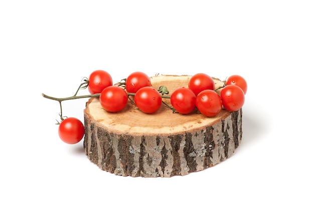 Foto tomate cereja em fatia de madeira