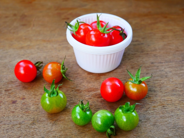 Tomate cereja em fundo de madeira