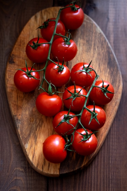 Tomate cereja em madeira