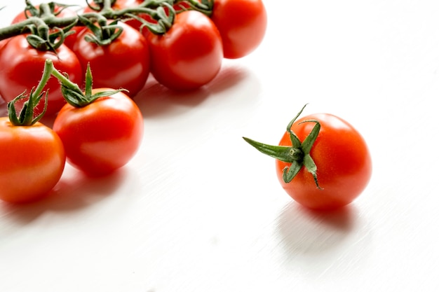 tomate cereja em um fundo branco