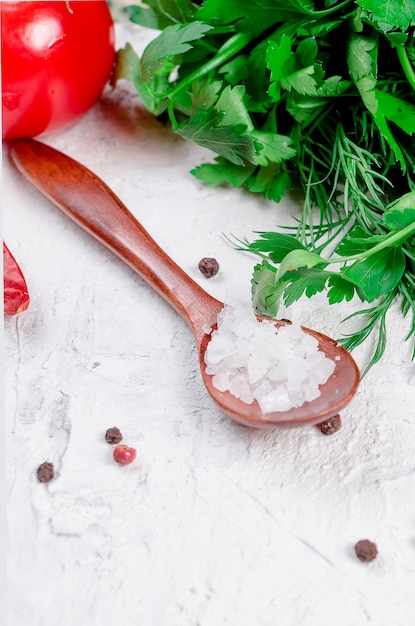 Foto tomate cereja em um galho, azeite, salsa e especiarias