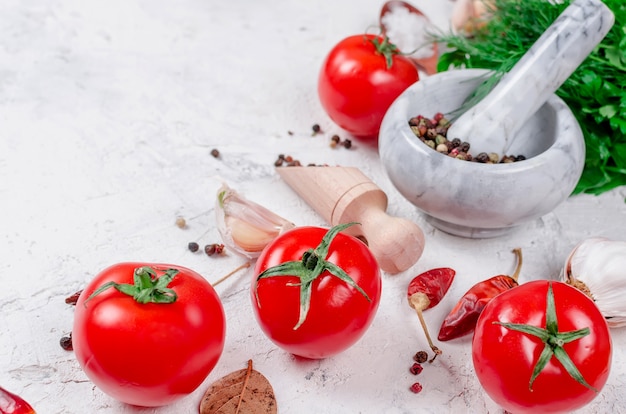 Tomate cereja em um galho, óleo, salsa e especiarias