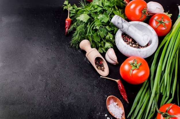 Tomate cereja em um galho, óleo, salsa e especiarias