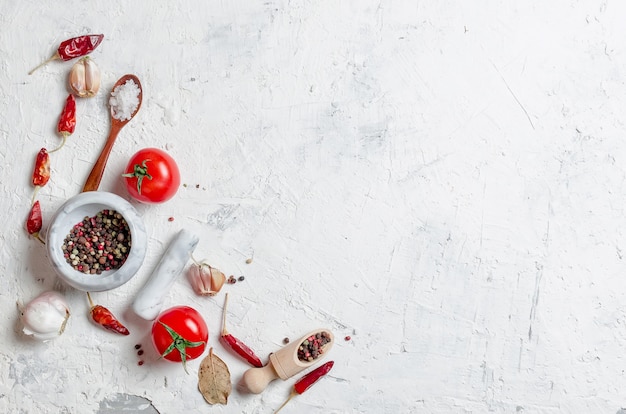 Tomate cereja em um galho, óleo, salsa e especiarias