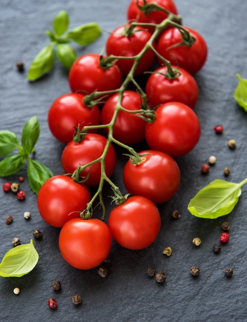 Tomate cereja em um preto