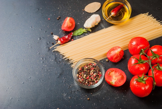 Tomate cereja em um ramo, espaguete, azeite, salsa e especiarias