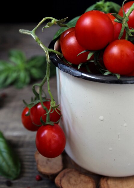 Tomate cereja em uma caneca