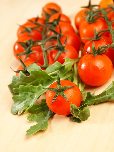 Tomate cereja em uma mesa de madeira