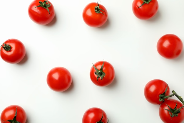 Tomate cereja fresco em branco, vista superior