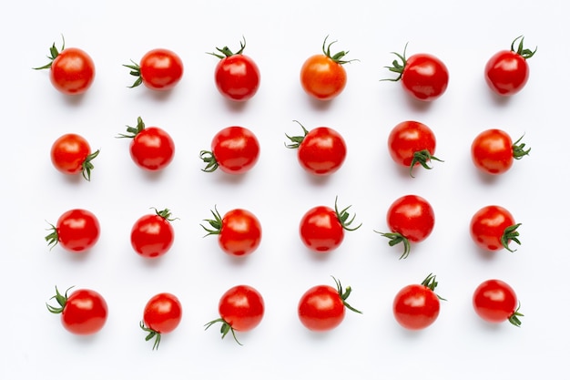 Tomate cereja fresco em branco