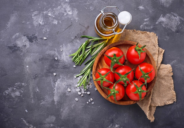 Tomate cereja fresco na mesa cinza