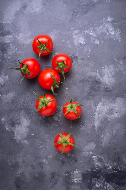 Tomate cereja fresco na mesa cinza