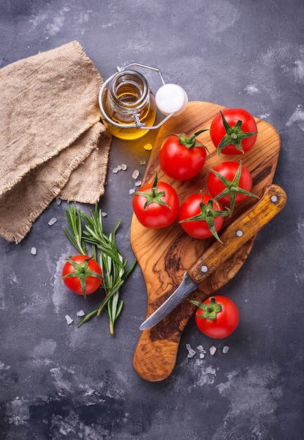 Tomate cereja fresco na mesa cinza