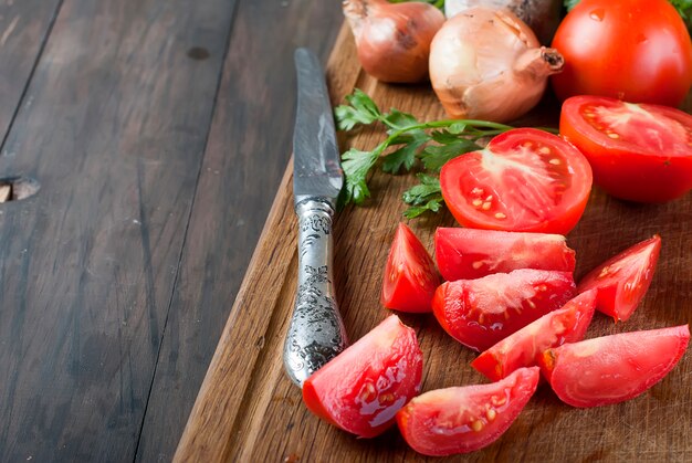 Tomate cereja fresco na mesa de madeira velha