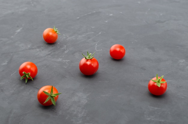 Foto tomate cereja fresco. vista superior com espaço de cópia.