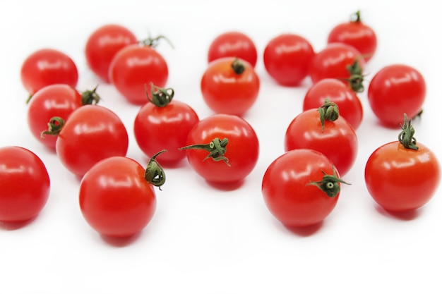 Tomate cereja isolado em um fundo branco